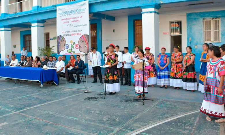 Reconoce IEEPO a docentes que fomentan preservación de lenguas maternas