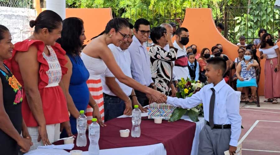 FUNDACIÓN TANNOS & CHÁVEZ PRESENTE EN LA CLAUSURA DE LA PRIMARIA ANTONIO CASO
