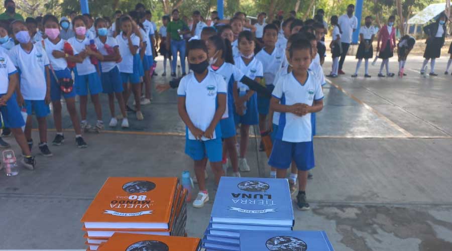 Donación de libros en la Escuela Primaria Vicente Guerrero, Sta. Ma. Tonameca