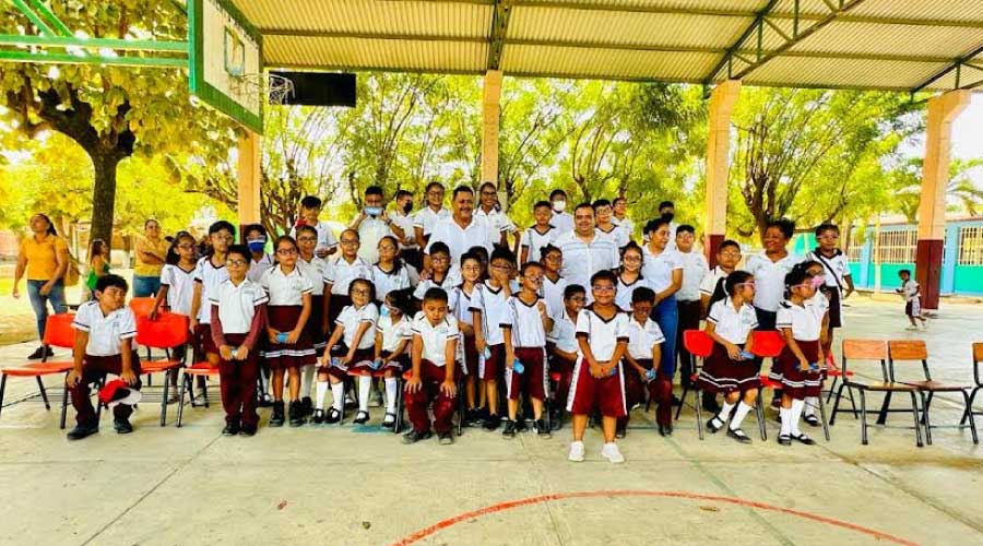 Niños de escuelas primarias de Río Grande se benefician con lentes