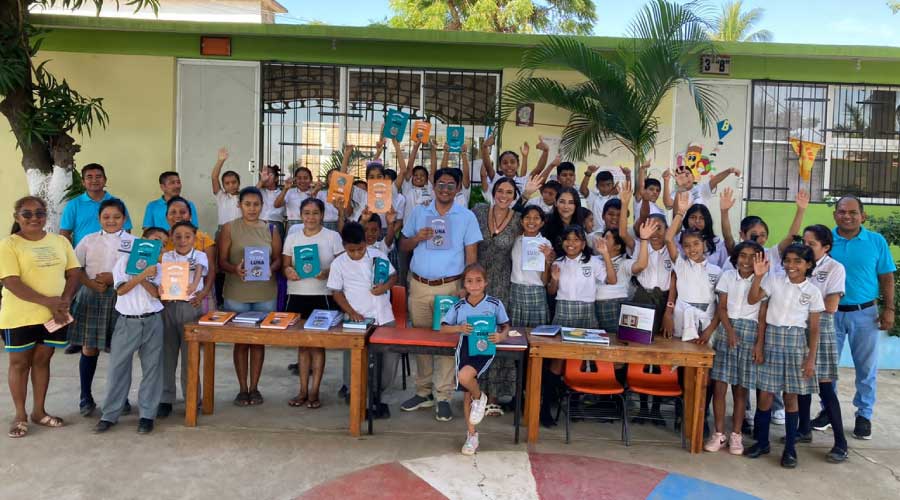 Entrega de libros en la Barra de Colotepec