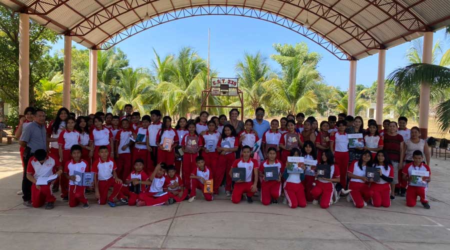 Continúa entrega de libros en la Costa Oaxaqueña