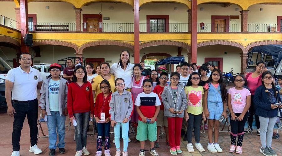 Entrega de lentes en primarias de Tlalixtac de Cabrera