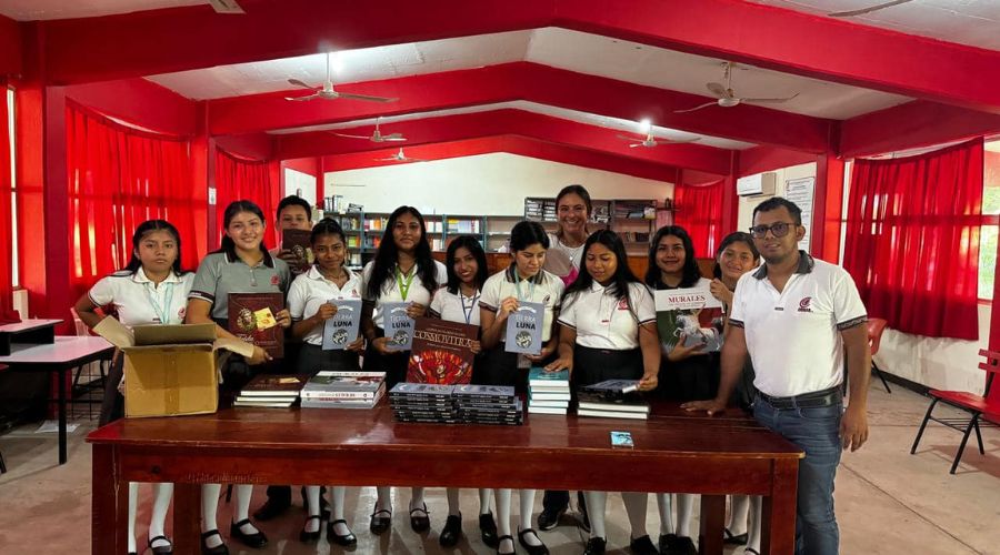 Entrega de libros en el COBAO No. 25 de Río Grande