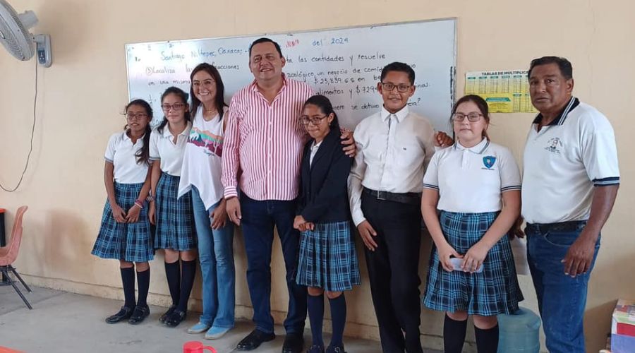 Entrega de lentes en Escuelas Primarias de Niltepec