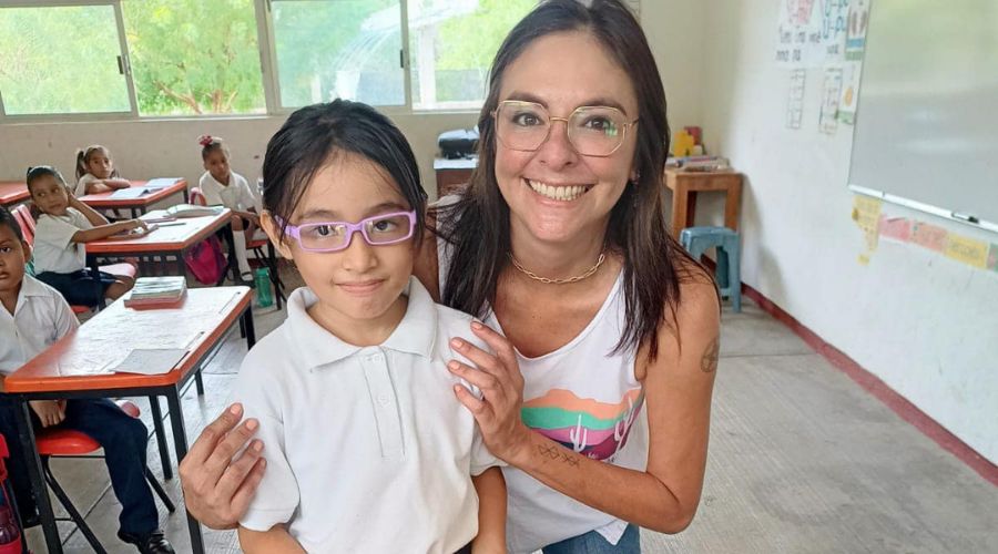 Entrega de lentes en Escuelas Primarias de Reforma de Pineda