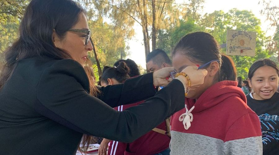 Entrega de lentes en la EST. No. 14 de Reyes Mantecón