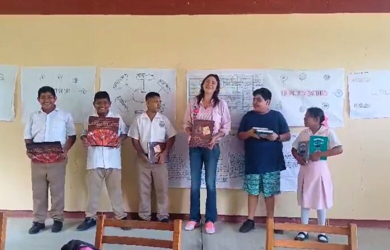 Entrega de libros en Río Verde