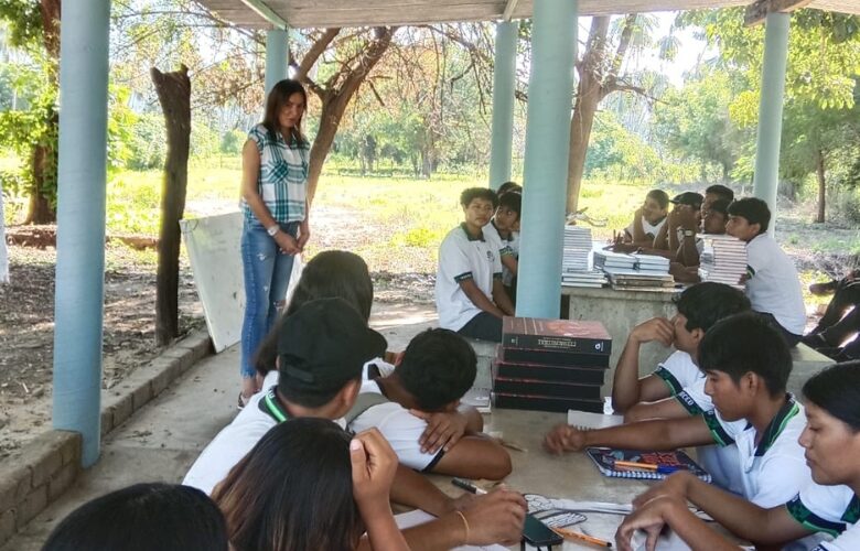 Charla y entrega de libros en La Luz