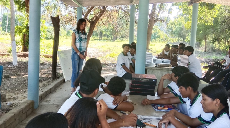Charla y entrega de libros en La Luz