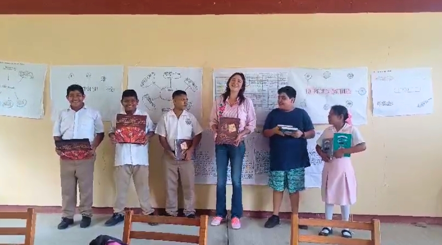 Entrega de libros en Río Verde