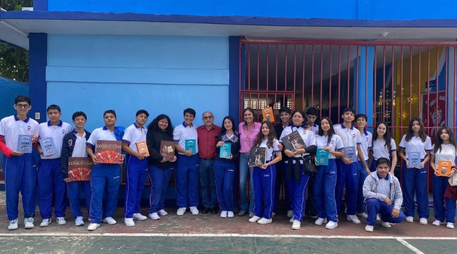 Entrega de libros en Agua Dulce, Veracruz